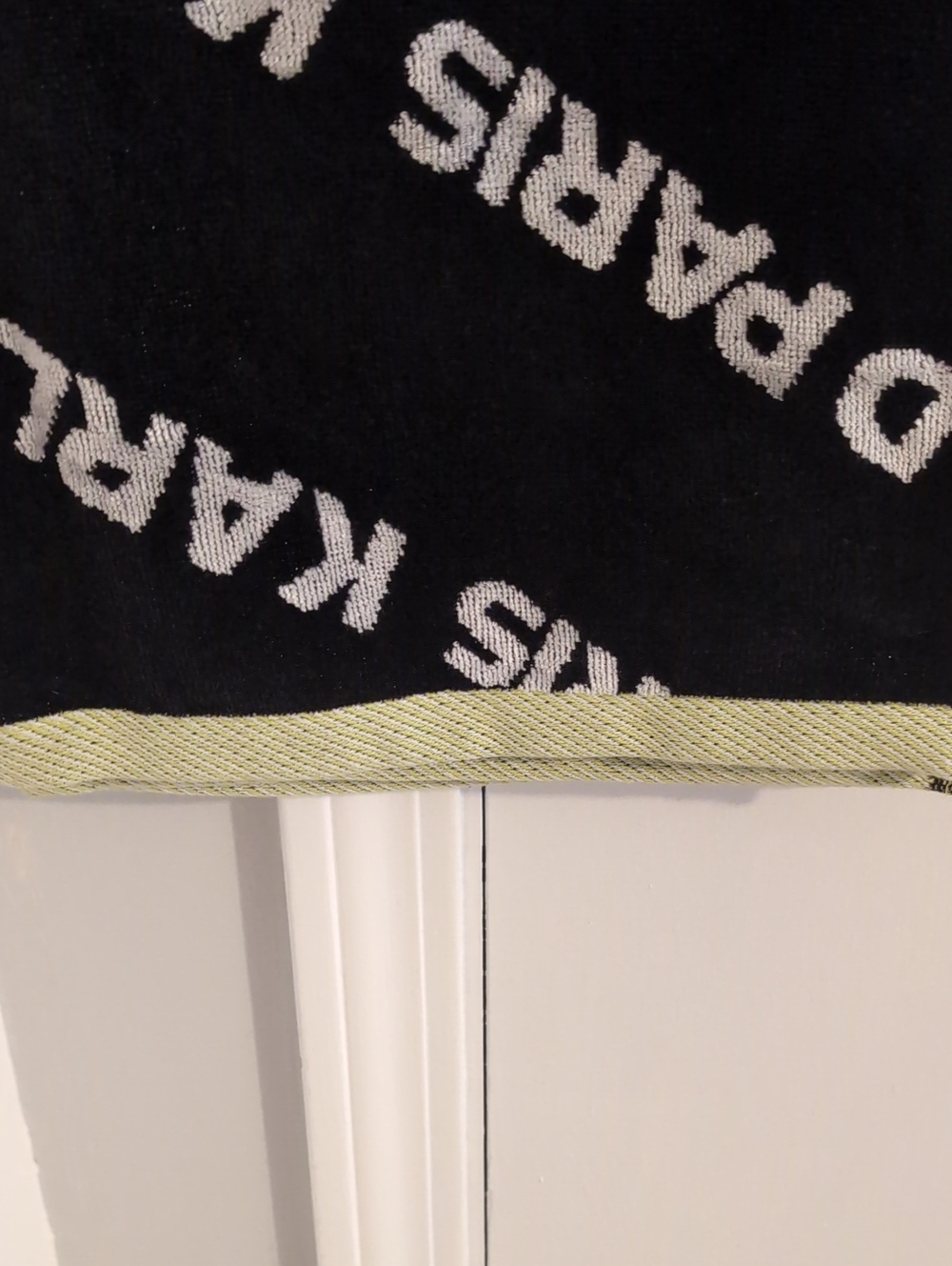 Beach Towel 6 Ft Karl Lagerfeld New - Picture 4 of 4